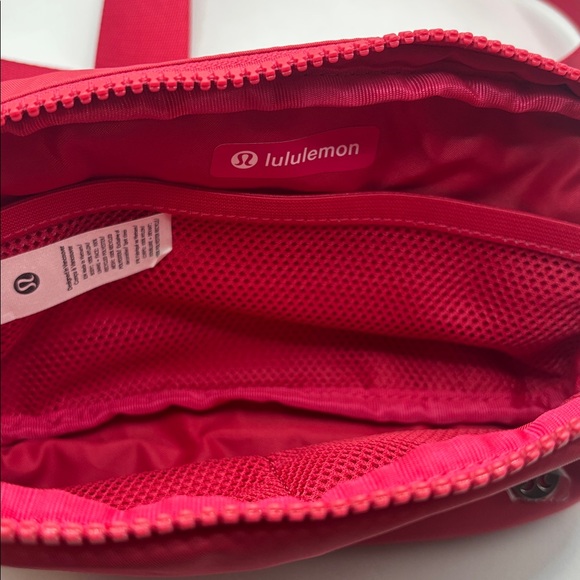 Lululemon Cherry Pink Everywhere Belt Bag Holds 1L Crossbody bright color NWT - Picture 3 of 10